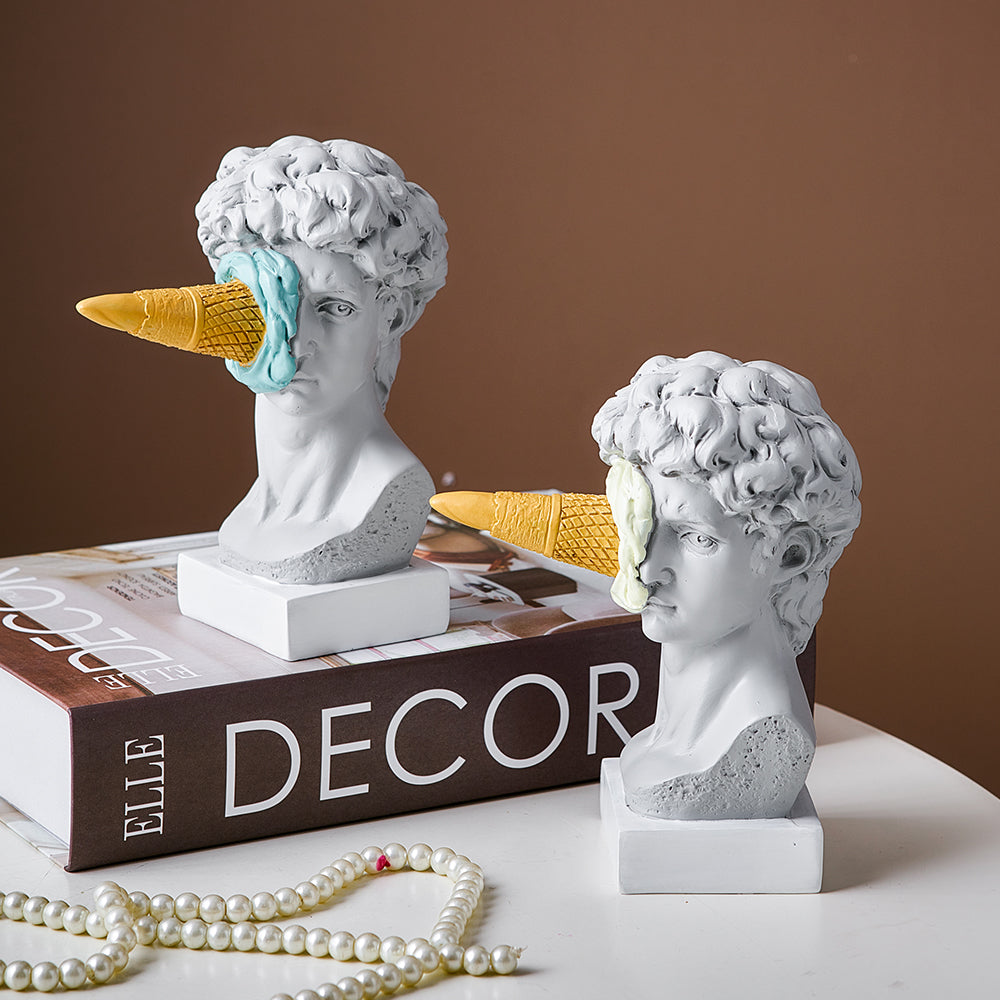 Moderne David-skulptur med isvaffeldekoration