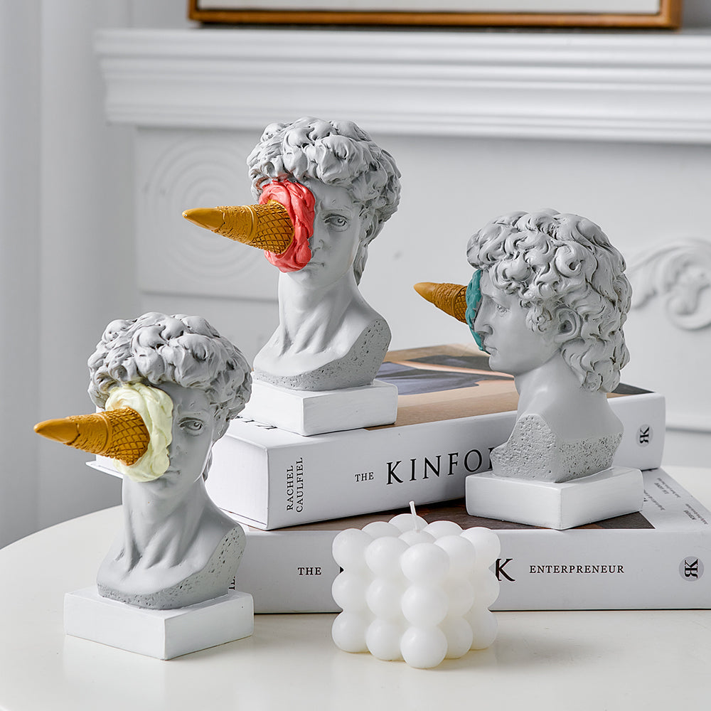 Moderne David-skulptur med isvaffeldekoration