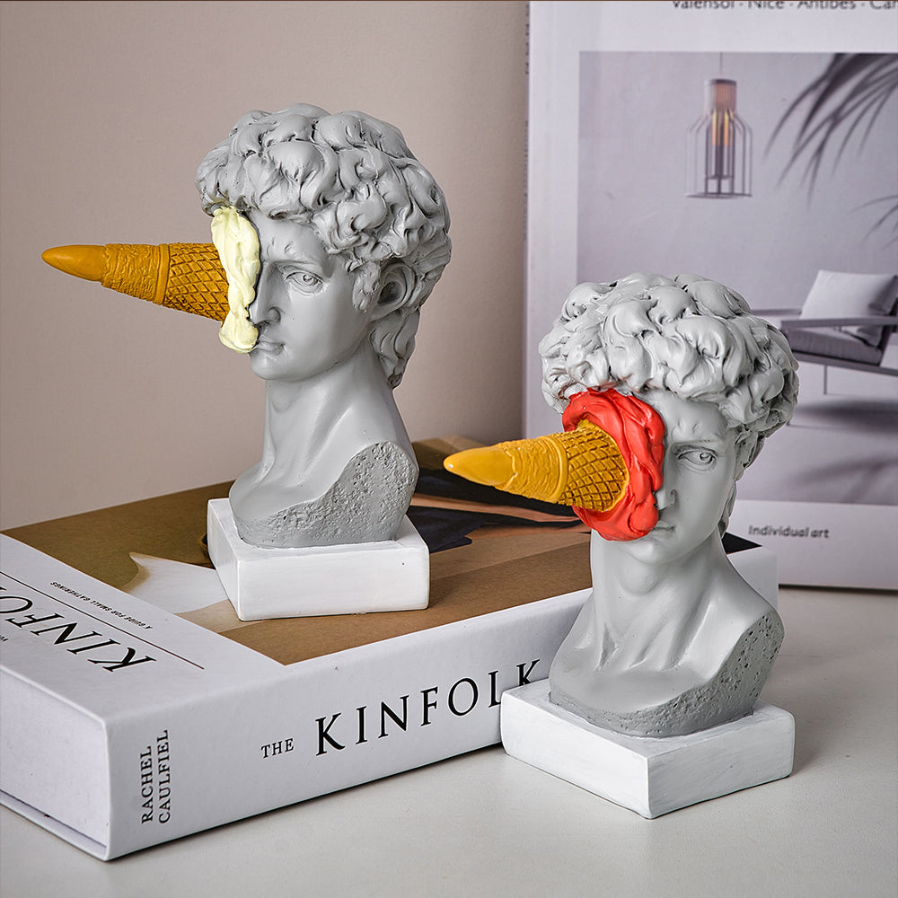 Moderne David-skulptur med isvaffeldekoration
