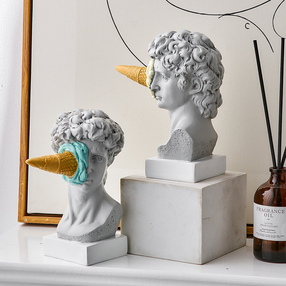 Moderne David-skulptur med isvaffeldekoration