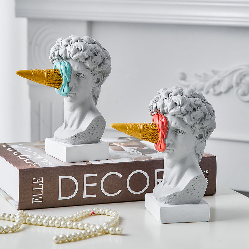 Moderne David-skulptur med isvaffeldekoration