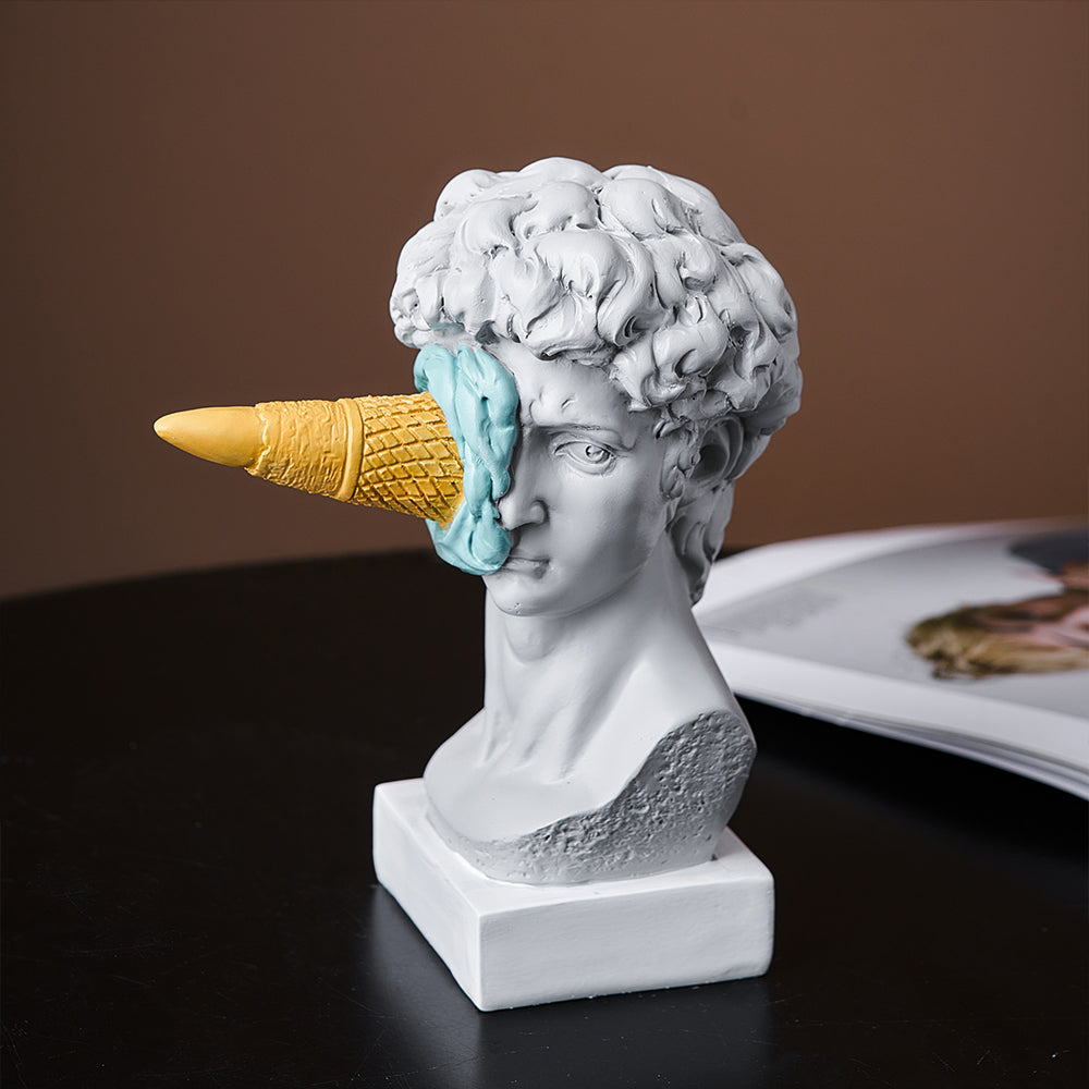 Moderne David-skulptur med isvaffeldekoration