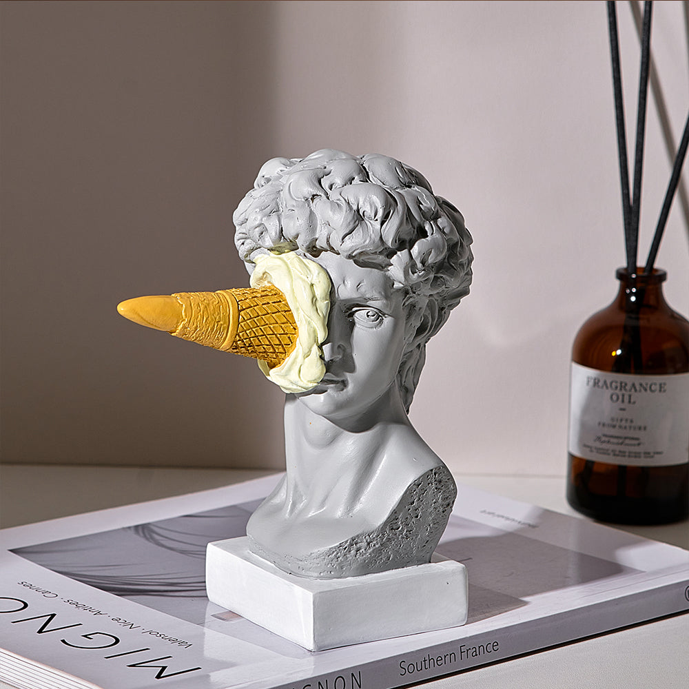 Moderne David-skulptur med isvaffeldekoration