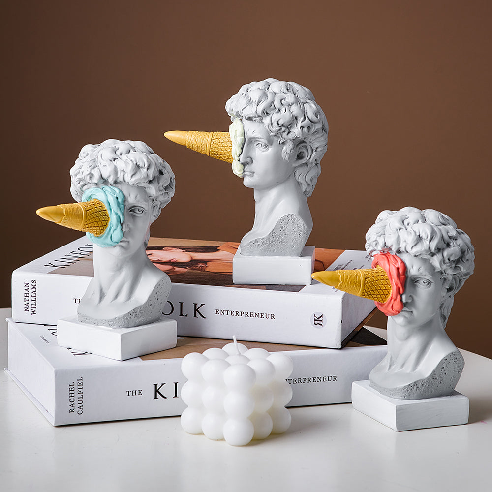 Moderne David-skulptur med isvaffeldekoration