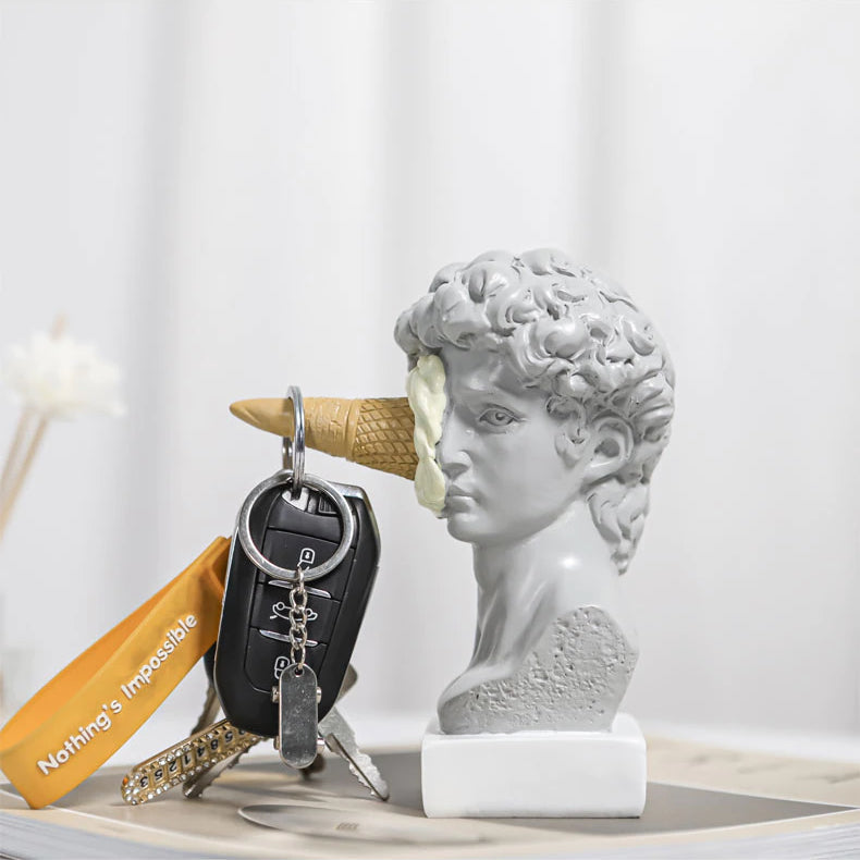 Moderne David-skulptur med isvaffeldekoration