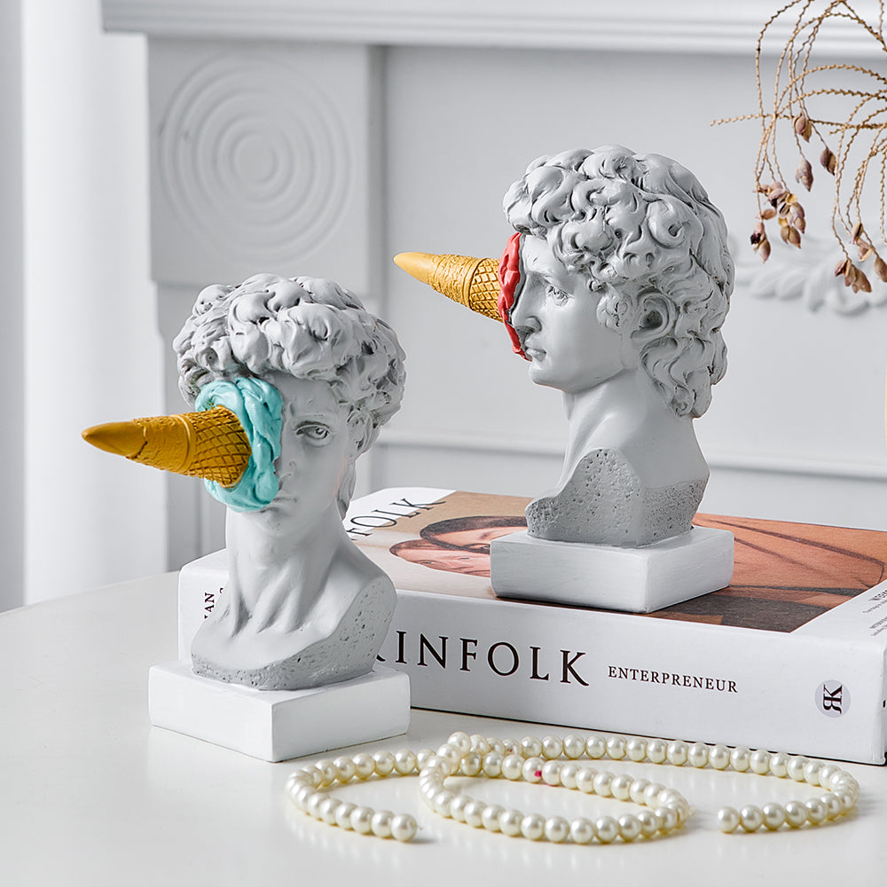 Moderne David-skulptur med isvaffeldekoration