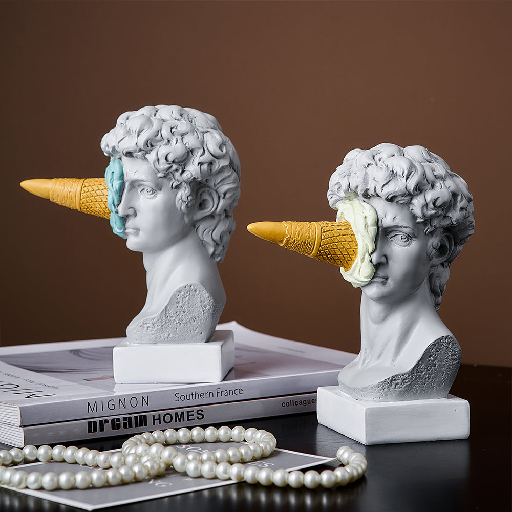 Moderne David-skulptur med isvaffeldekoration