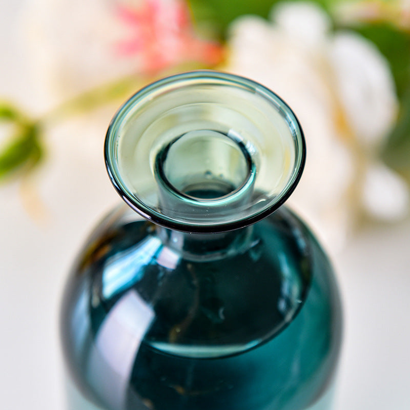 Dekorativ vase i farvet glas