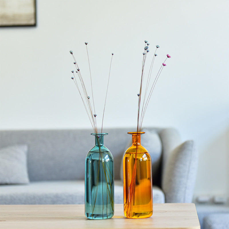 Dekorativ vase i farvet glas