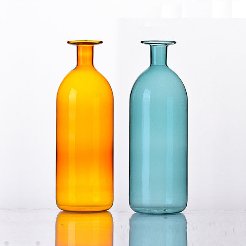 Dekorativ vase i farvet glas