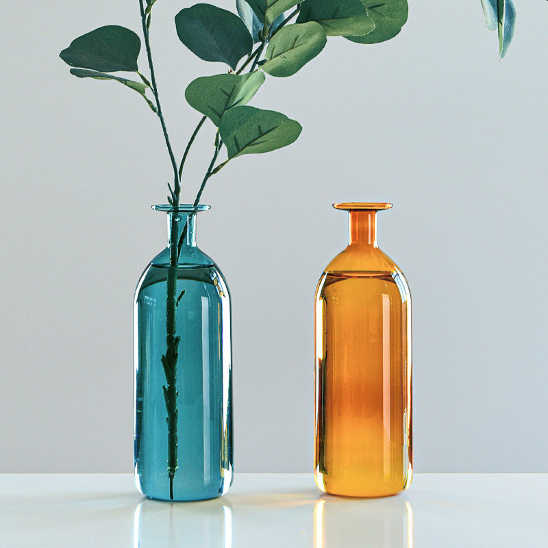Dekorativ vase i farvet glas